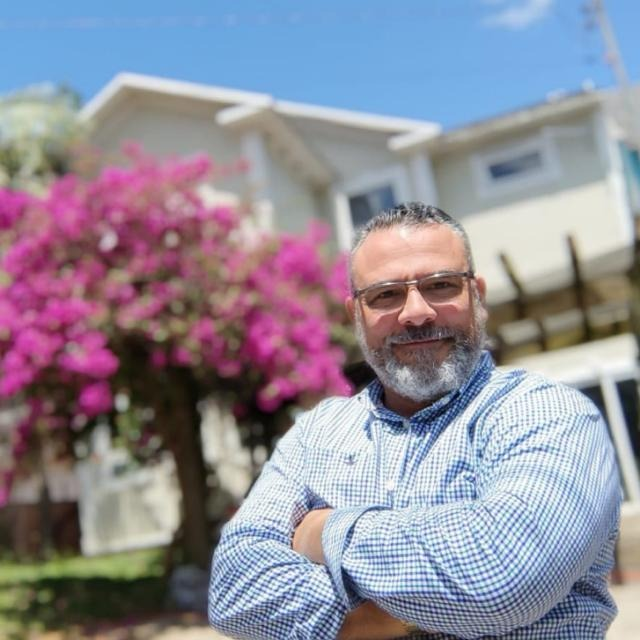 Eng. Carlos Alves em frente à primeira casa de wood frame do Brasil, em Viamão/RS